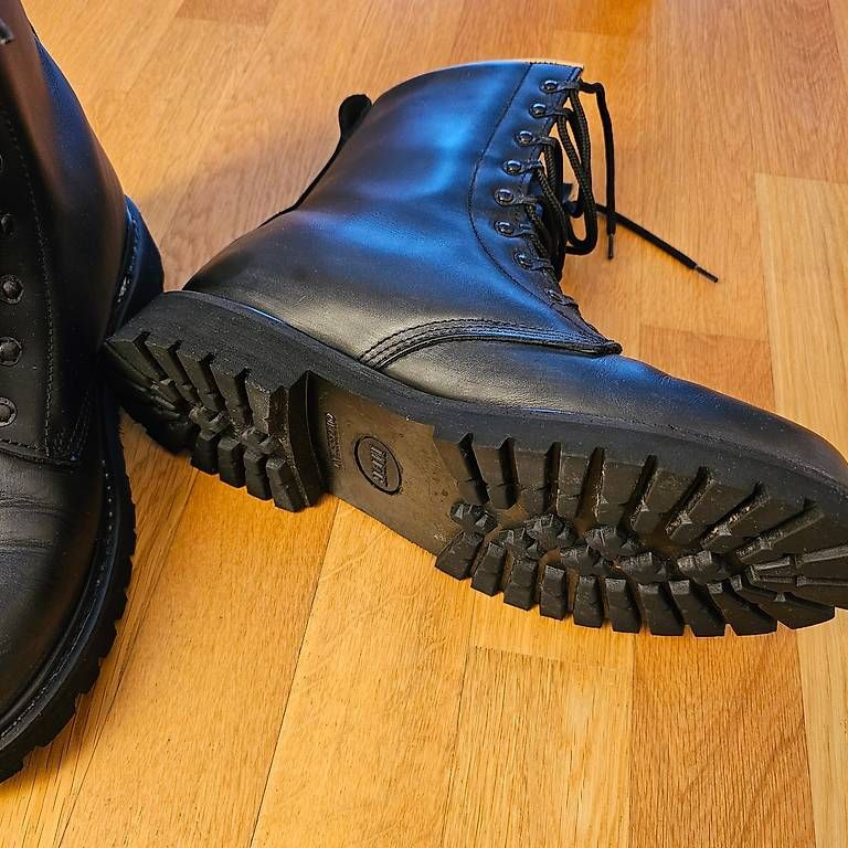 Herrenschuhe: Kampfstiefel – Neu und originalverpackt aus Wettingen von Paakinen 1