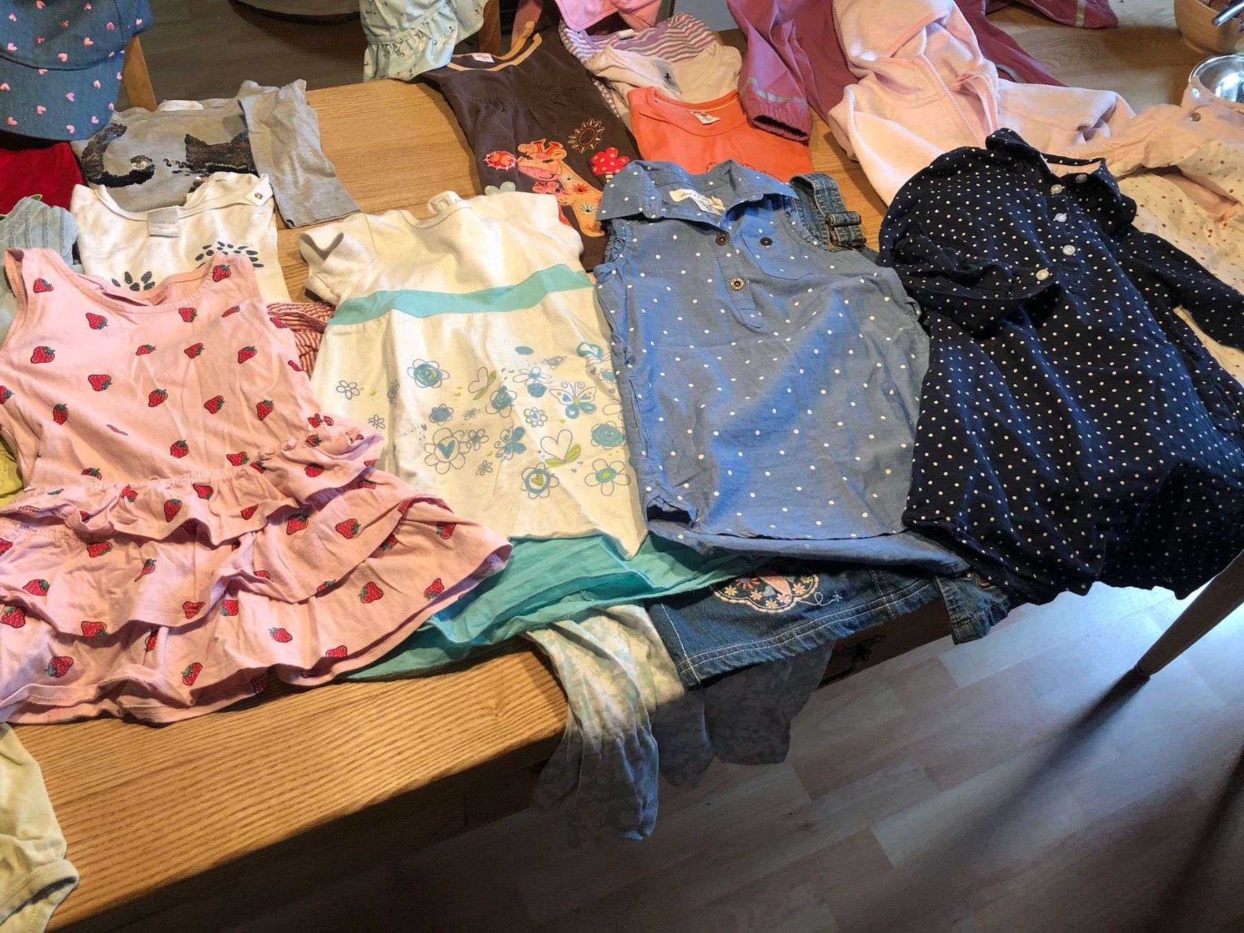 Lotti & Set di vestiti: 30 Teiliges Mädchenpaket Gr. 92 – Usato da Röschenz venduto da Tashroal 7