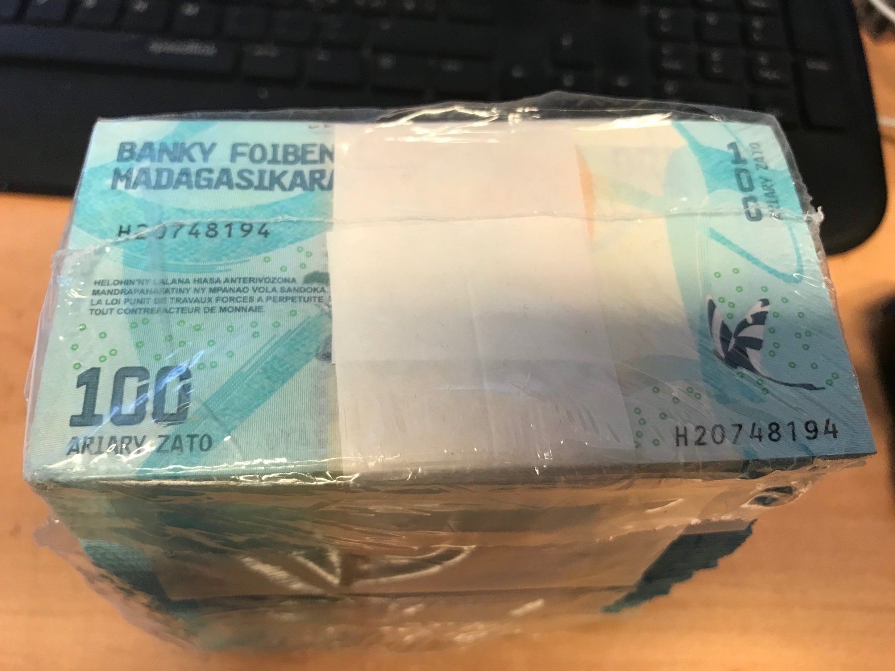 Banconote: 1000 billets de 100 ARIARY type 2017 Madagascar – Nuovo e nell'imballaggio originale da Matran venduto da Bridge-Mania 3