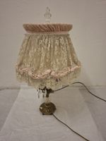 alte Tischlampe mit Spitze und Kristallen