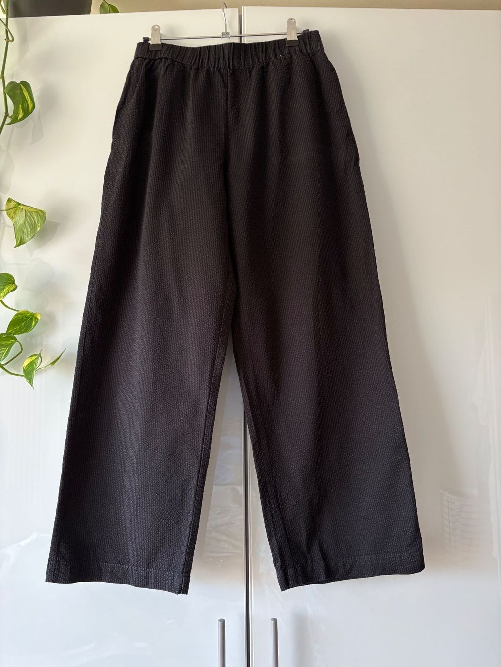 Wemoto Pantaloni: WEMOTO schwarze Stoffhose Gr. S – Usato da Zürich venduto da missmodernage