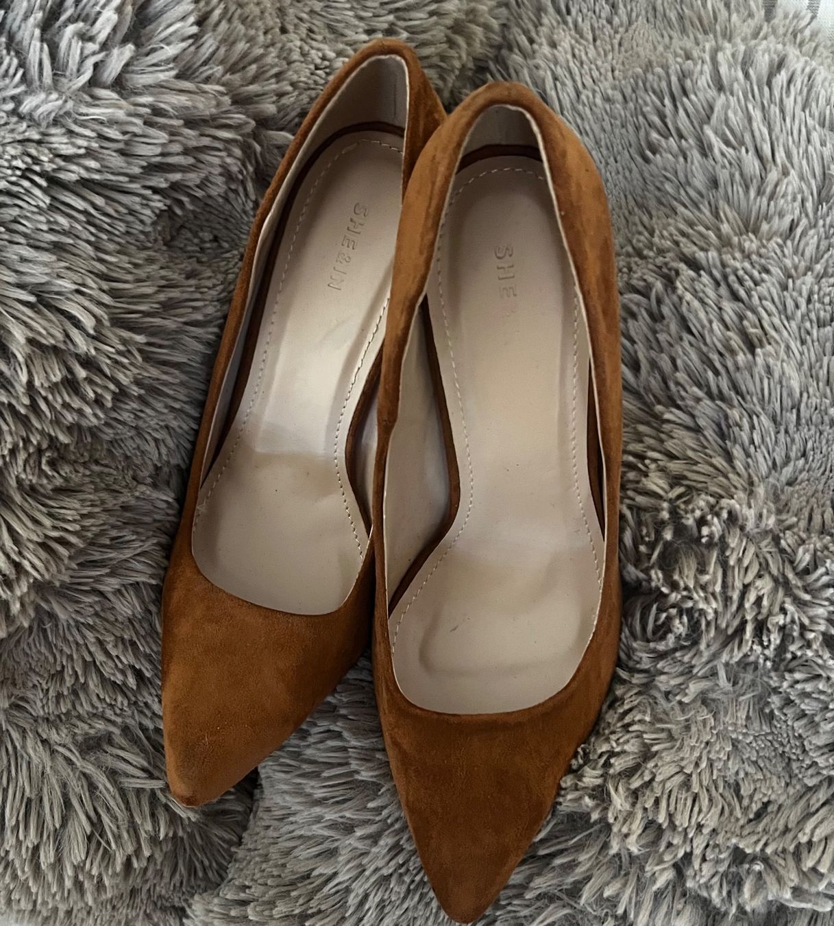 Shein Scarpe da donna: Wildlederpumps mit goldenen Absätzen – Usato da Niederuzwil venduto da dixi_29 1