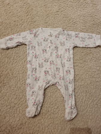 Baby Schlafanzug, Grösse 68, mit Hasenmuster