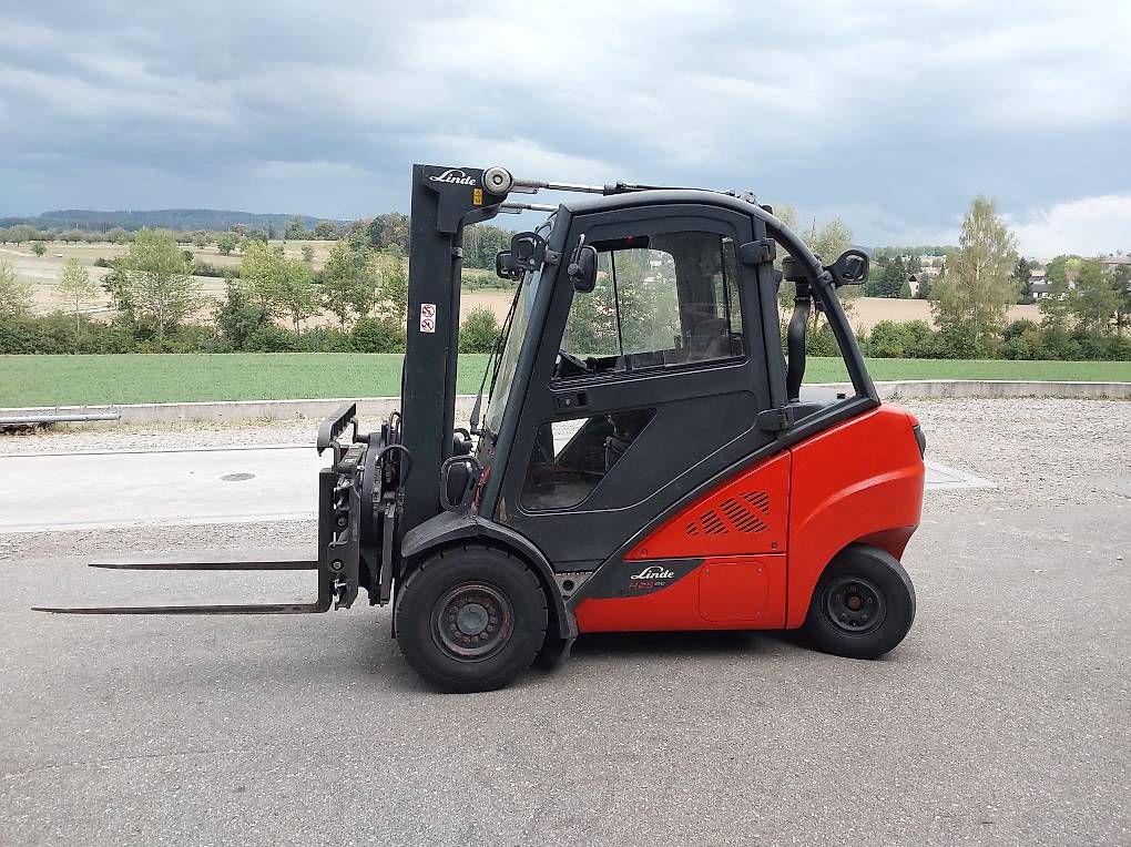 Linde Carrelli elevatori e a forche: Linde Dieselstapler mit Dreh und Klemmgabel – Usato da Zezikon venduto da nfa_2s5b 1