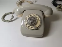 Altes Vintage Telefon mit Wählscheibe – Retro