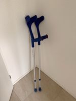 Krücken blau