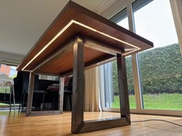 Esstisch (Nussbaum) mit LED-Beleuchtung