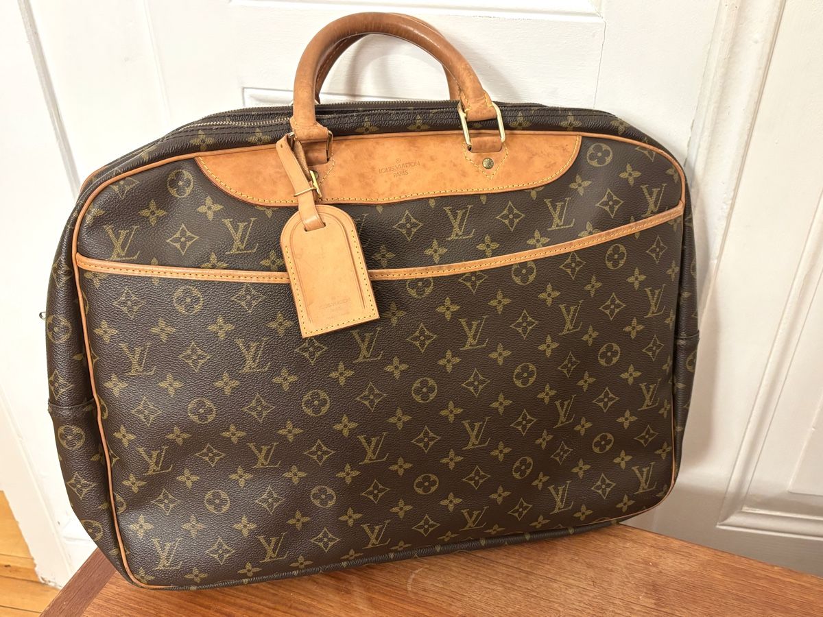 Louis Vuitton Valigie: Louis Vuitton Alize 24H Monogram Travel Case – Usato da Winterthur venduto da Atelier.W.Maison 1