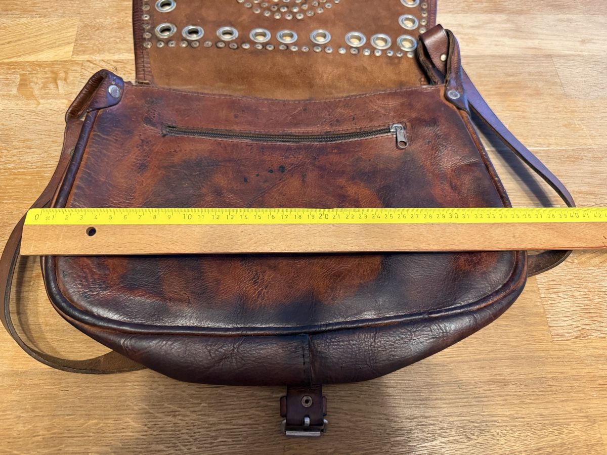 Taschen für Damen: Vintage Leder Handtasche mit Nieten – Gebraucht aus Goldach von Messerguru 6