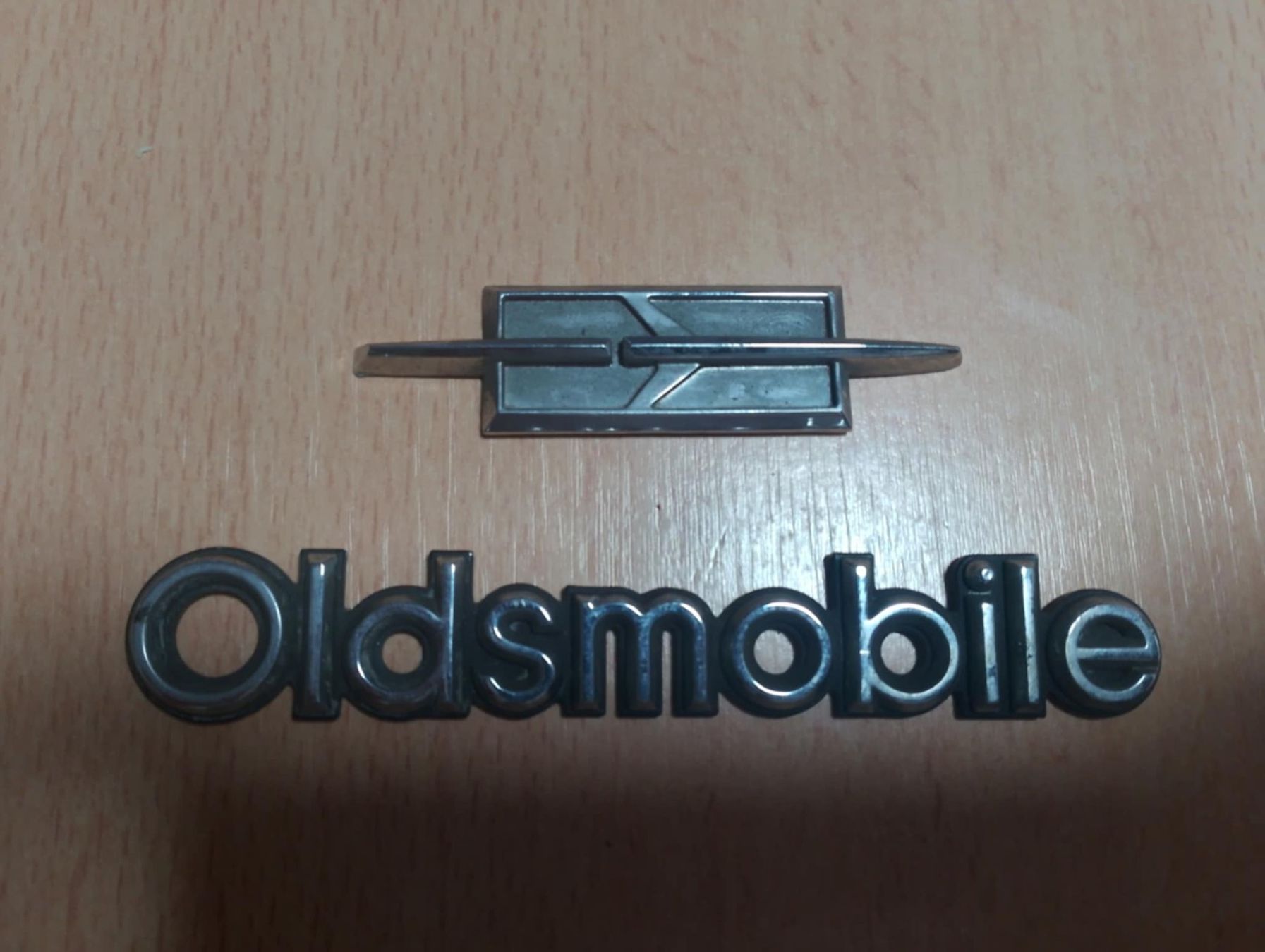 Oldsmobile Tutti pezzi di ricambio auto: Embleme, Oldsmobile – Usato da Niedergösgen venduto da usc_l8gm