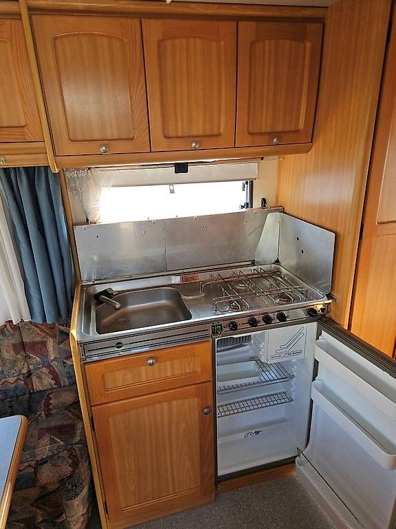 Veicoli da campeggio: A vendre Burstner 495 Aresa avec auvent – Usato da Belmont-Yverdon venduto da FloridaJeep 4