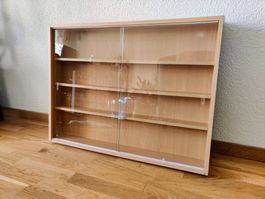Wandvitrine mit Glasschiebetüren