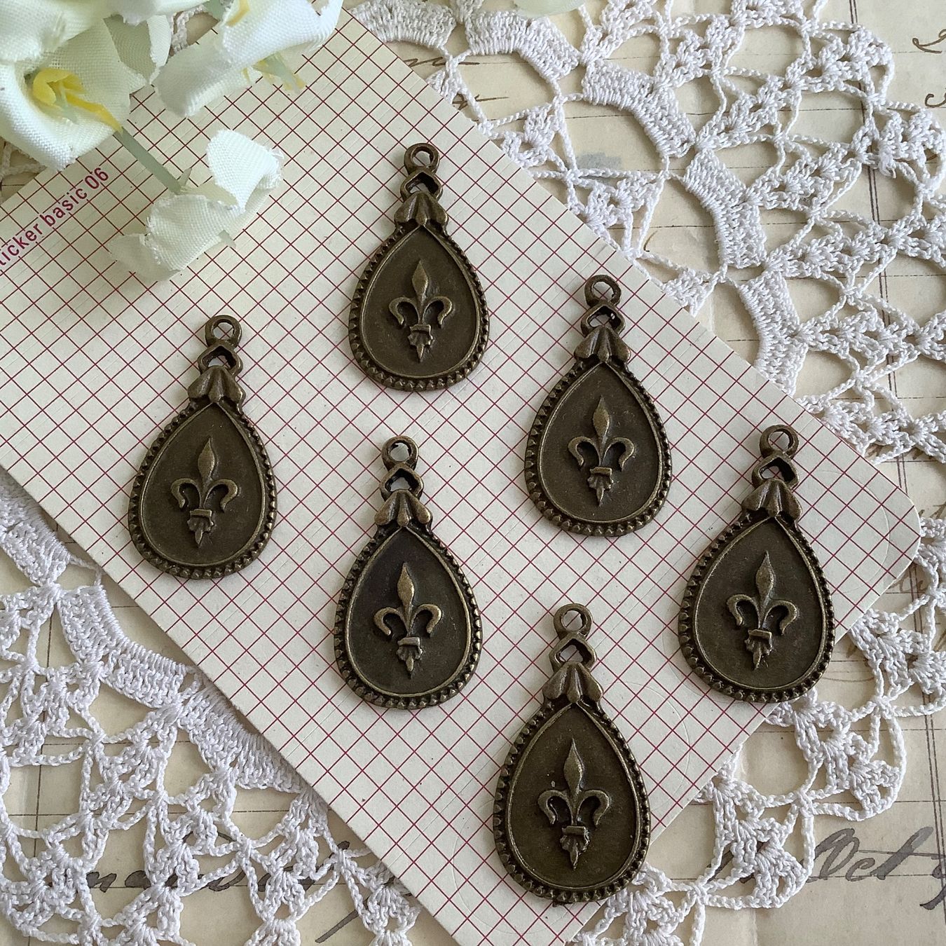 Ciondoli: 6 Anhanger Charm Fleur de Lyss Metall Pendentif – Nuovo (secondo la descrizione) da Meyrin venduto da laservette99