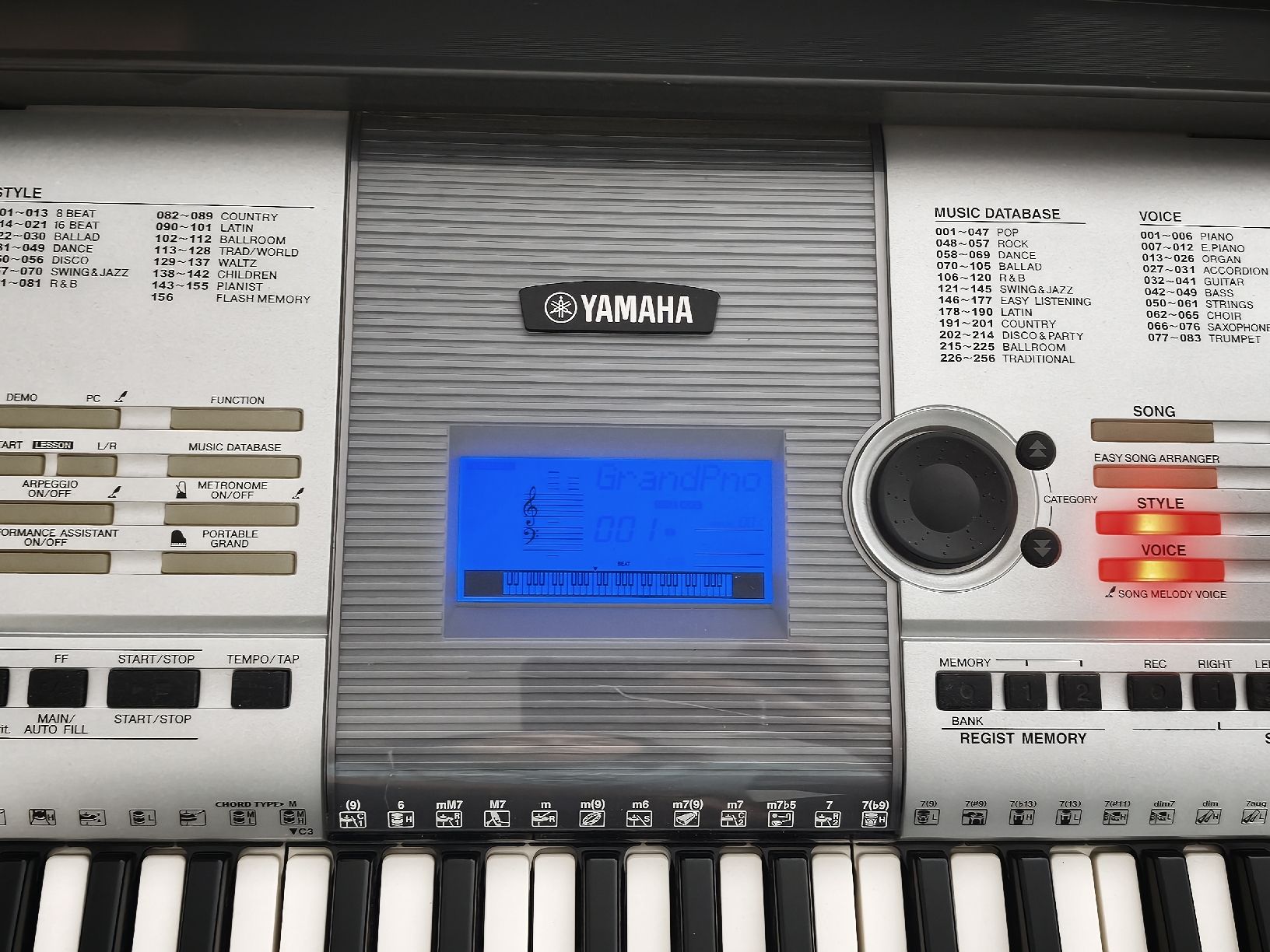 Yamaha Strumenti musicali: Yamaha PSR E403 Keyboard mit Notenständer und Netzteil – Nuovo (secondo la descrizione) da Bern venduto da sam_draga99 2