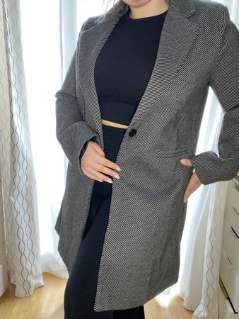 Manteau à rayure noir et blanc