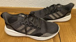 1x getragener Adidas-Sneaker Gr. 40