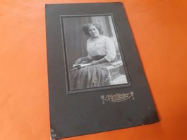 SCHWIIZER FRAU DAZUMAL - JEUNE FEMME - LAUSANNE