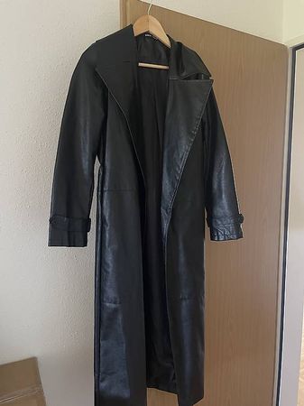 Schwarzer Kunstledermantel
