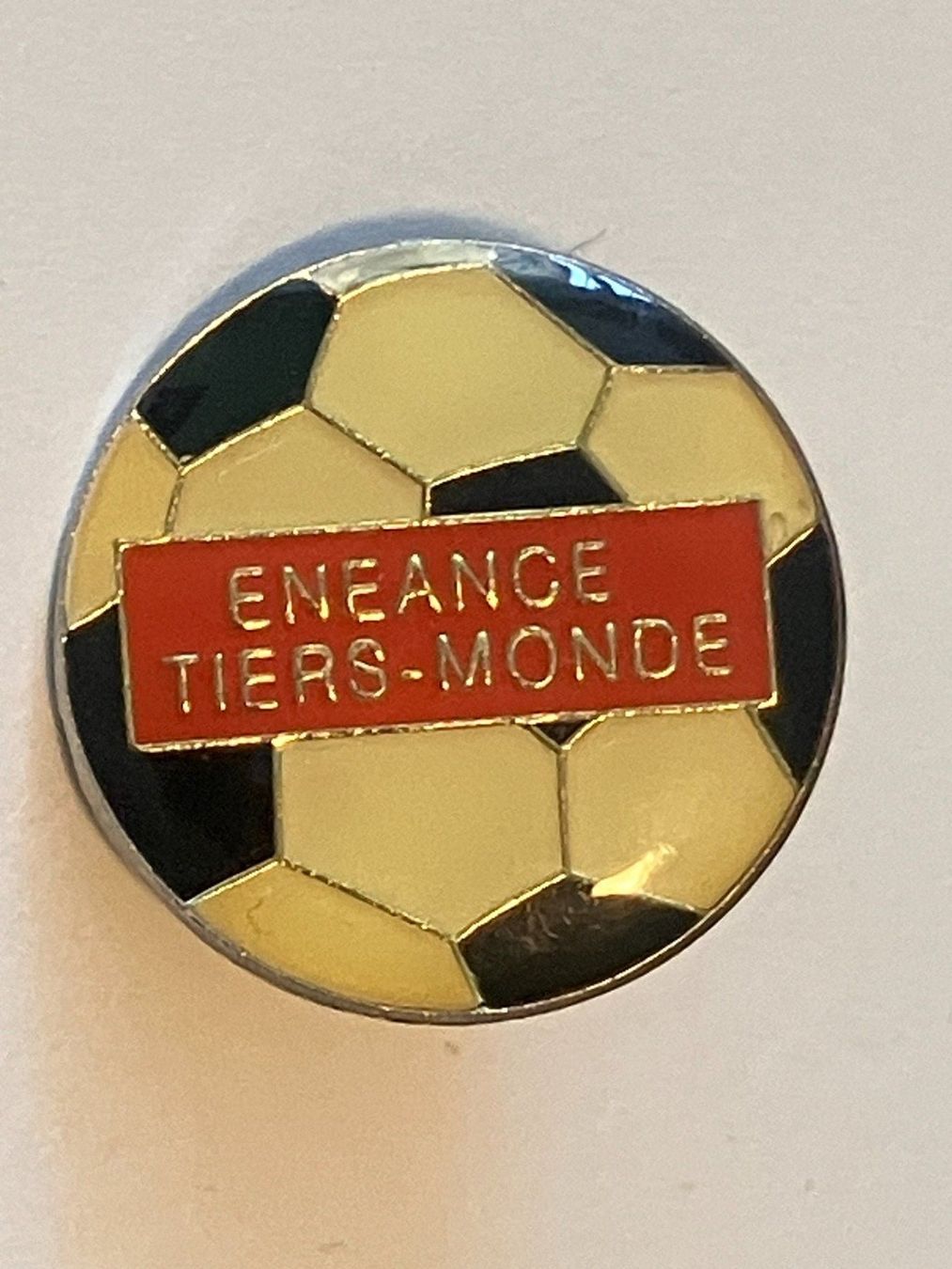 Placchette & Badge: 1 Pin Eneance Tiers Monde – Usato da Basel venduto da djwwpp