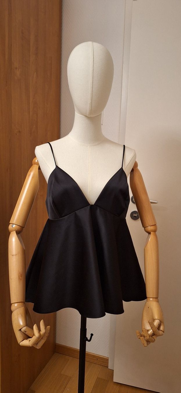 H&M Top: top noir – Nuovo e nell'imballaggio originale da Lussery-Villars venduto da pousinete02