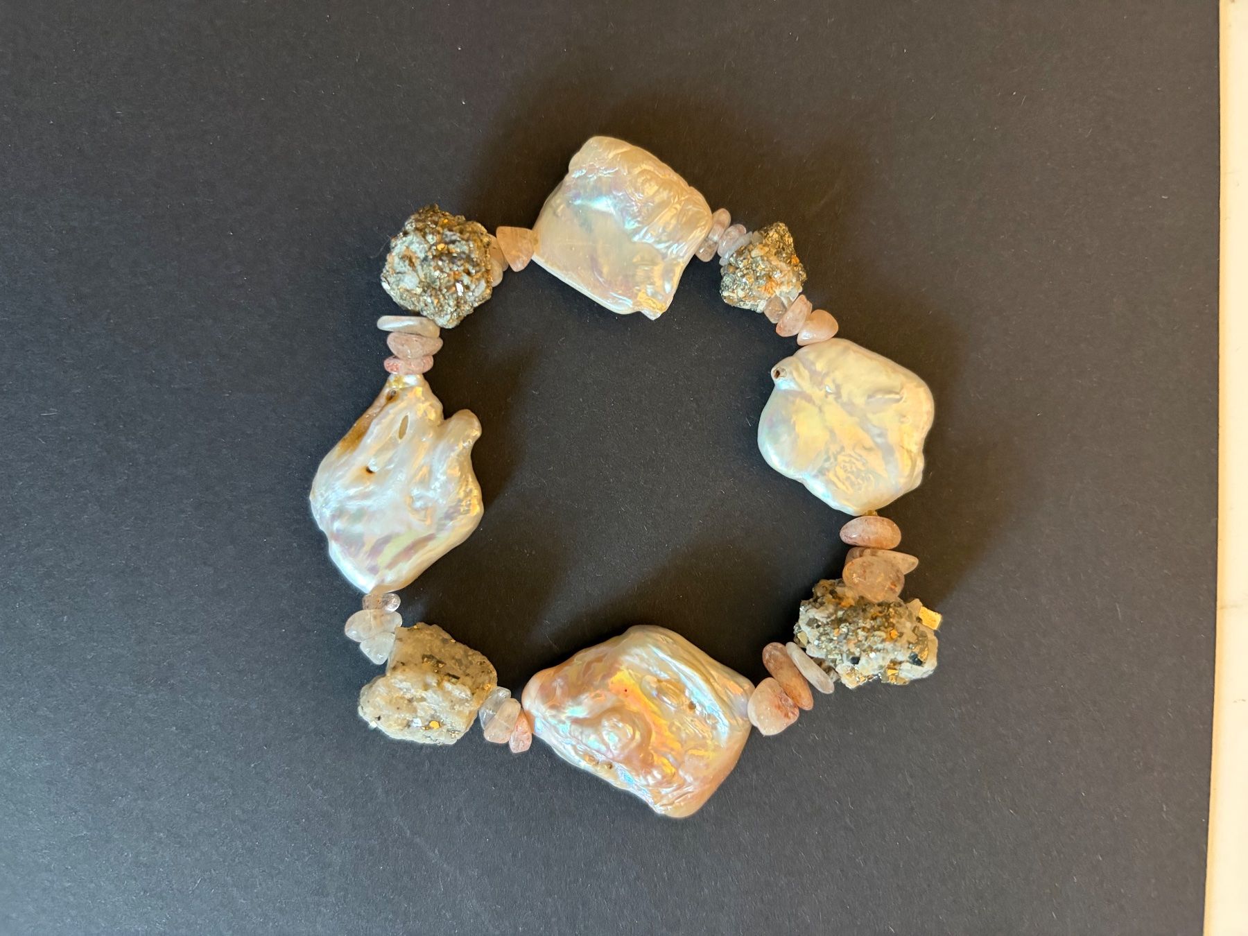 Armbänder & -reifen: Keshiperlenarmkette mit Pyritsteinen – Gebraucht aus Luzern von Lampion 1