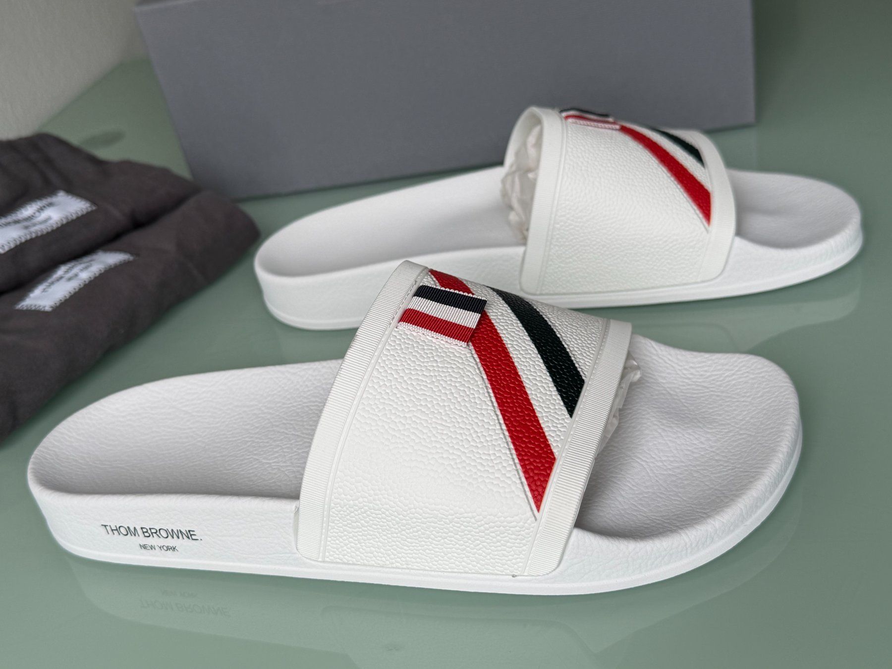 Herrenschuhe: THOM BROWNE Diagonal Stripe Rubber Slide Sandals 42 NEU – Neu (gemäss Beschreibung) aus Kreuzlingen von kruezbiz 1