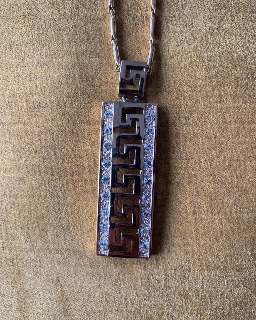 Versace Catenine: Collier versace doré élégant avec pendentif et strass – Nuovo (secondo la descrizione) da Troistorrents venduto da ami_mzq5