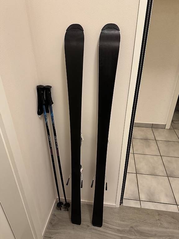Sci: Atomic Junior Skis 150 mit Stöcke – Usato da Urdorf venduto da djsnow77 1