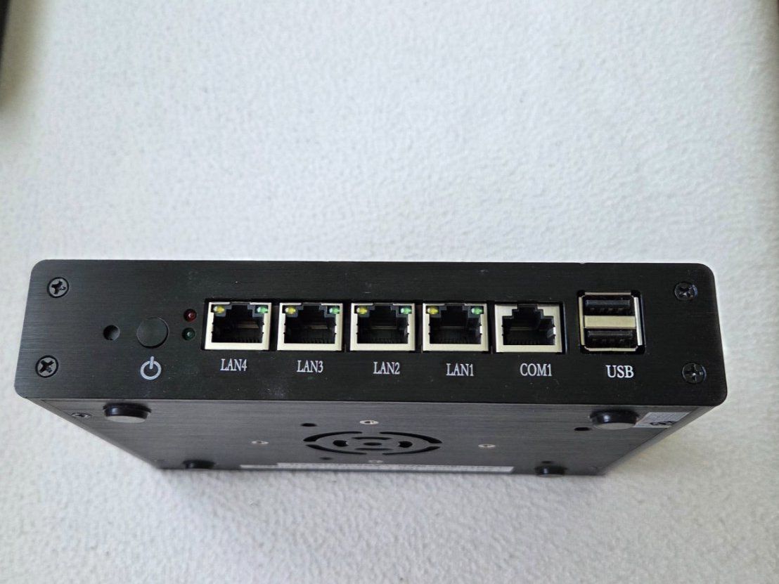 Firewall: PfSense J1900 Firewall Router mit 4 Ports – Usato da Steinhausen venduto da Gullypoint 3