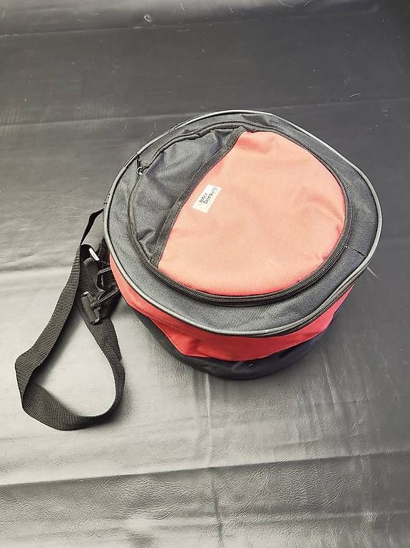 Réfrigérateurs et refroidissement: Holzkohlegrill mit Kühltasche – D'occasion à Lüterswil par inf_n6gx