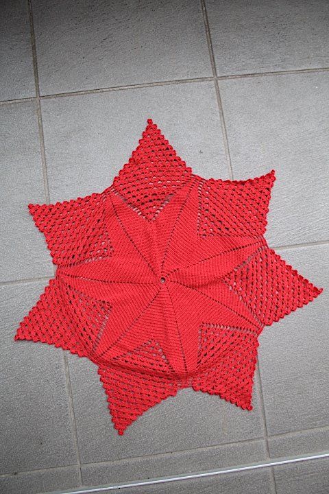 Autre linge de table: Rotes Häkeldecke -Stern .Durchmesser ca. 52 cm – D'occasion à Locarno par fripui 1