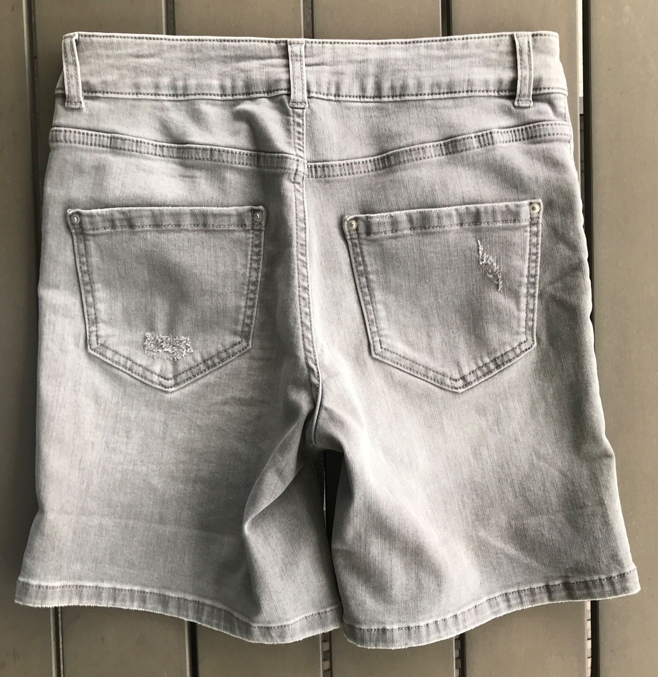 Hallhuber Pantaloni: Hallhuber Shorts Jeansshorts hellgrau, Grösse 36 – Usato da Ebnat-Kappel venduto da Molton