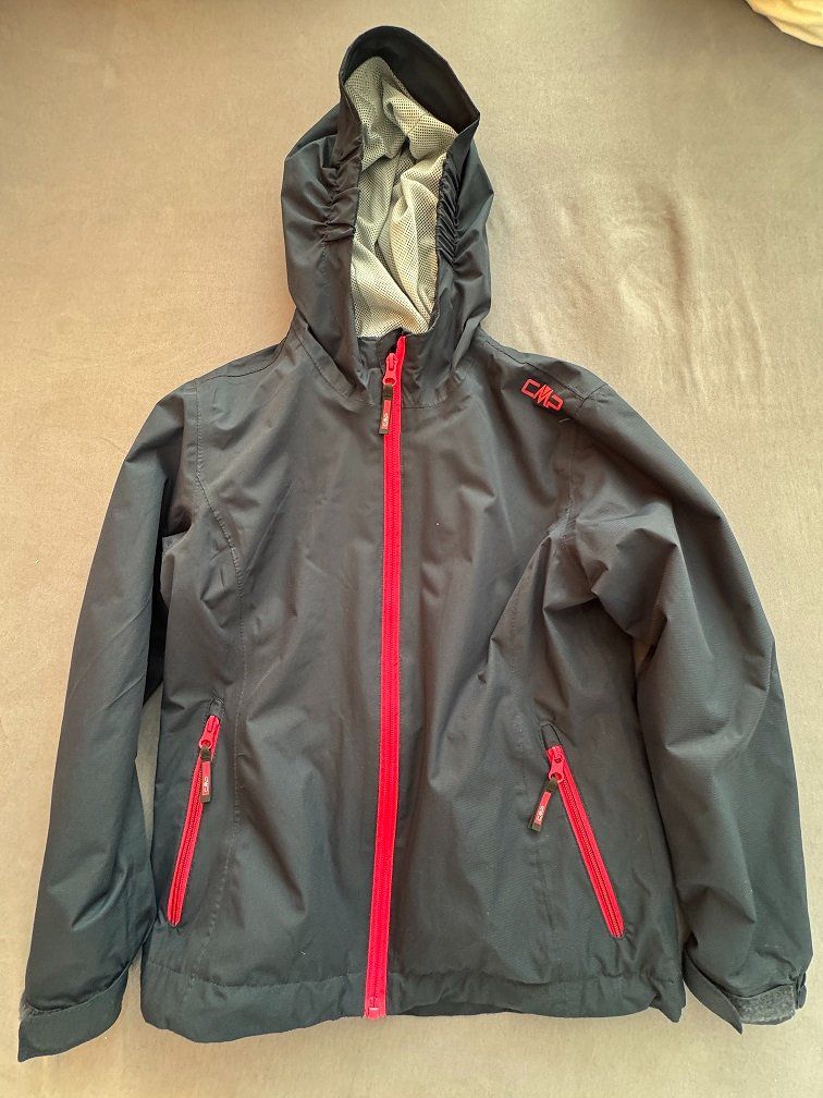 Giacche & Cappotti: Neuwertig: Dunkelblaue Regenjacke, Gr. 140 – Nuovo (secondo la descrizione) da Horgen venduto da Feli39