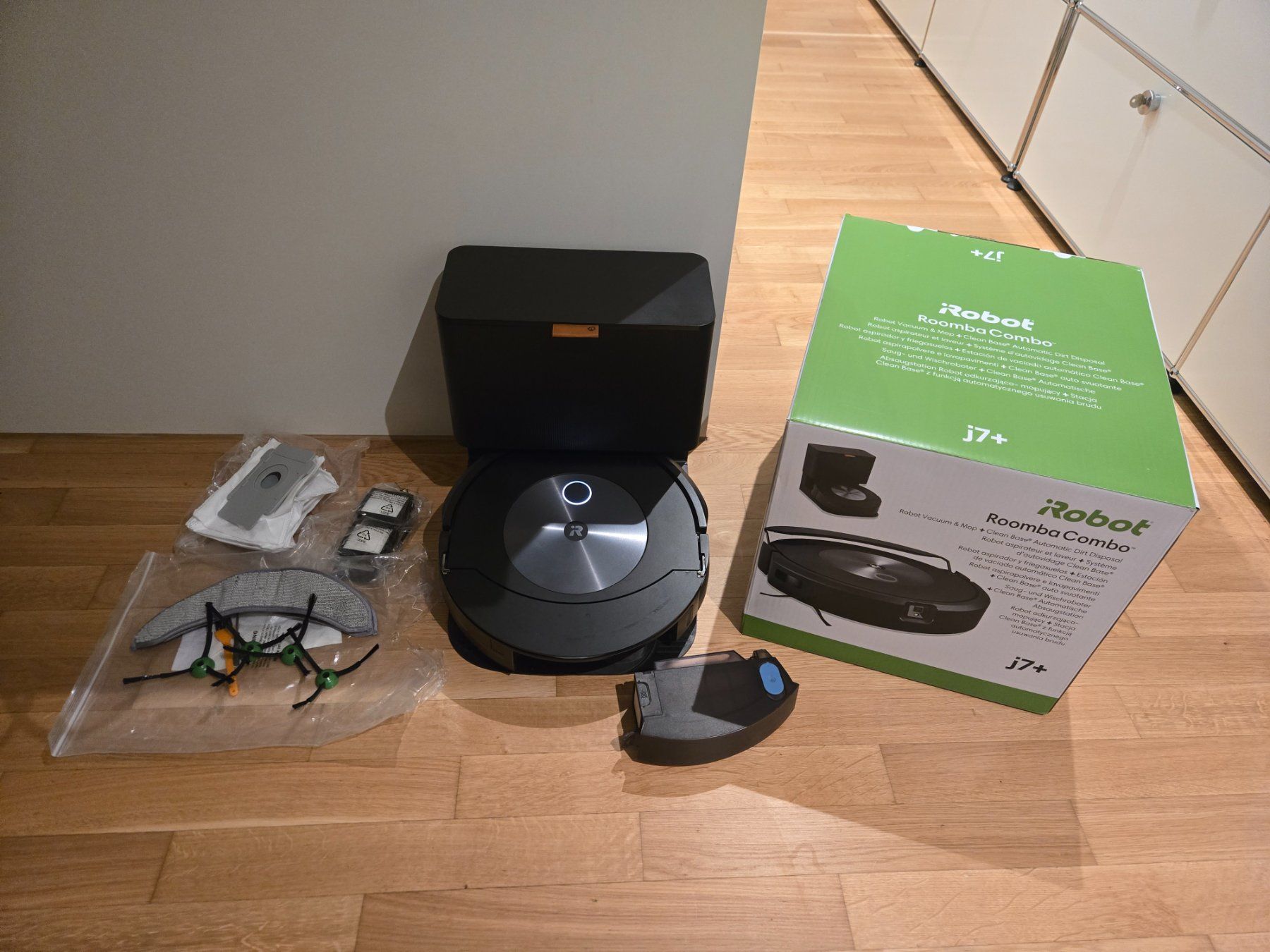 Irobot Staubsauger & Zubehör: iRobot Roomba Combo j7+ Saug-/Wischroboter mit Absaugstation – Gebraucht aus Basel von noah27 1