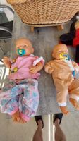 2 Puppen + viel Zubehör, wie Maxi Cosi, Wiege, Kleidli, etc.