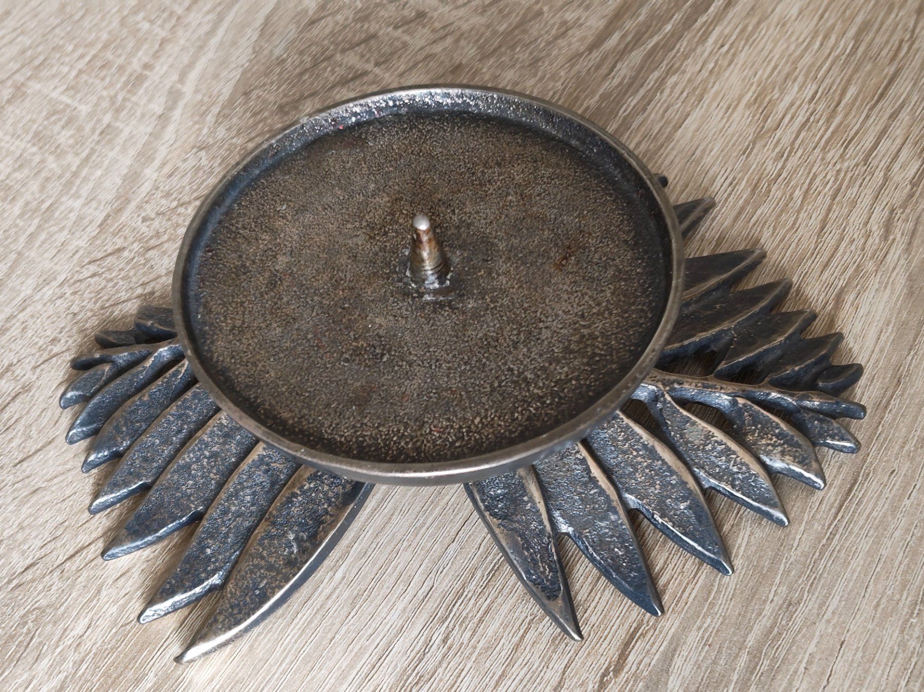 Kerzenständer: Kerzenhalter aus Metall mit Stilisierten Feder oder Blattfuß – Gebraucht aus St. Gallen von Ricardo_Deals