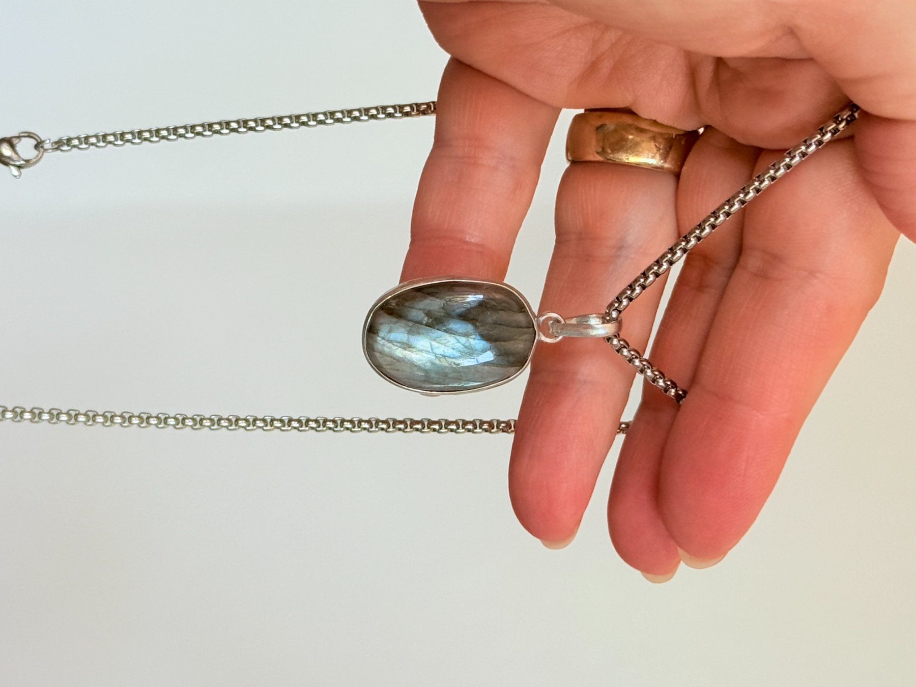 Catenine: Pendentif Labradorite et chaîne. Oval. – Nuovo e nell'imballaggio originale da Genève venduto da AWWA 6