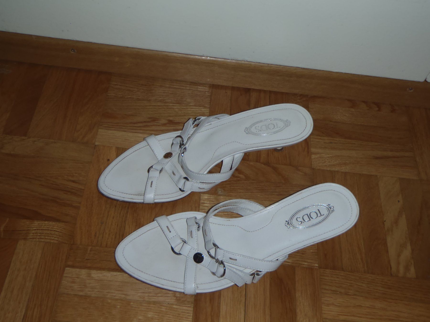 Scarpe da donna: Weisse Tod's Sandalen – Usato da Horgen venduto da Amanda30