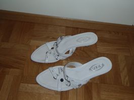 Weisse Tod's Sandalen