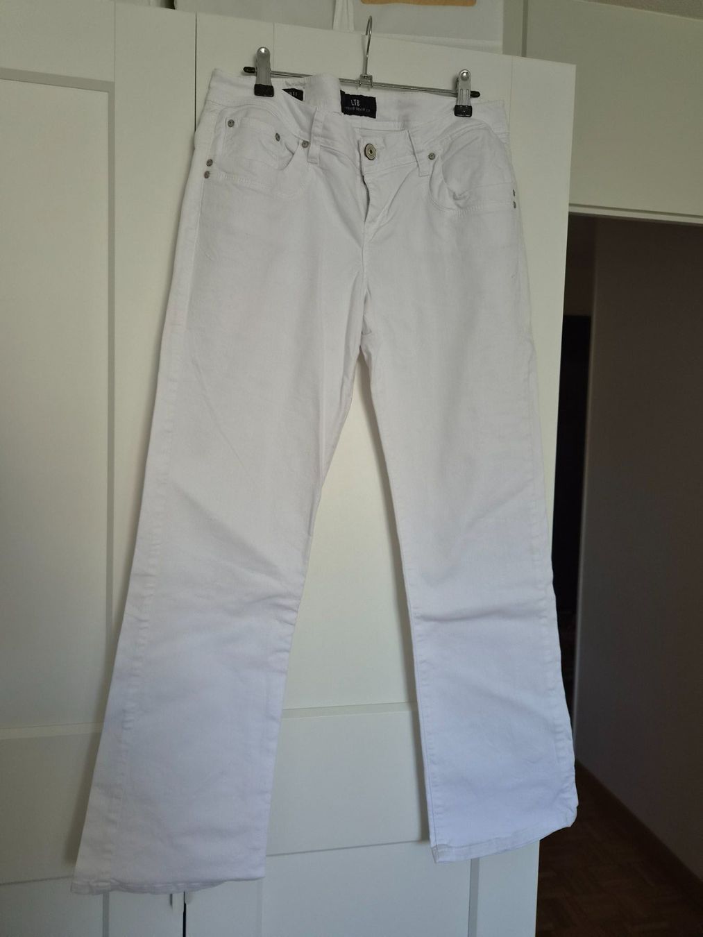Jeans: Jeans blanc maque LTB – Usato da Lausanne venduto da leroyaumedereven