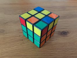 Grosser und kleiner Rubiks-Cube