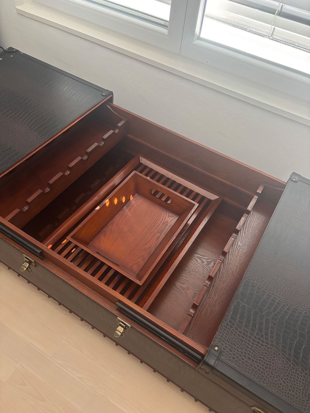 Allestimento di negozi e stand fieristici: Coffee Table Bar von KARE / Couchtisch mit Bar – Usato da Zürich venduto da bowmore13 4