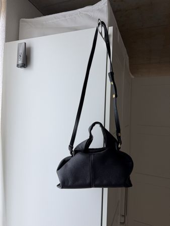 Schwarze Handtasche mit Schulterriemen – weich & modern