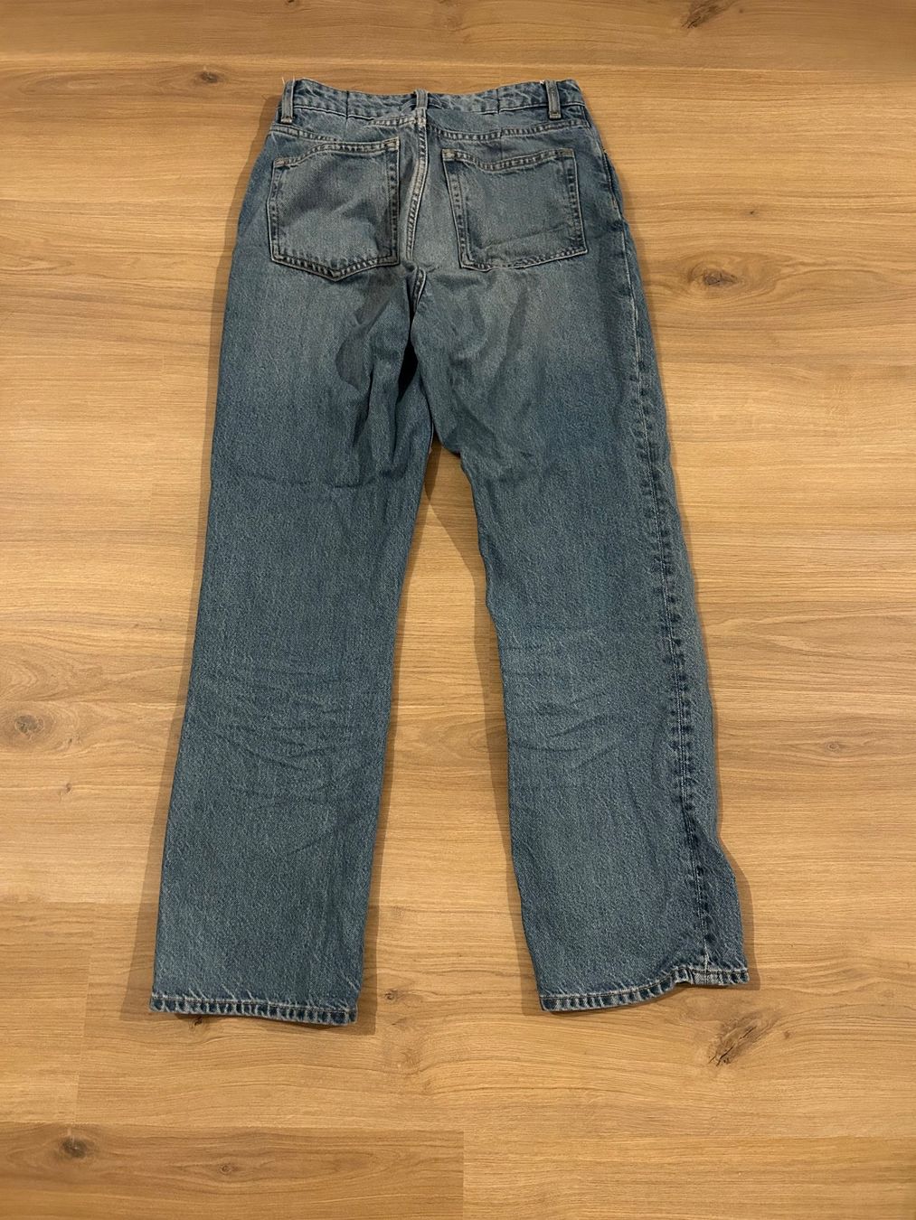 H&M Jeans: Jeans bleu, avec boutons, coupe droite – Usato da Delémont venduto da elena_neuhaus 1