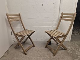 2x Holz-Klappstühle für Aussenbereich (auf Wunsch mit Tisch)
