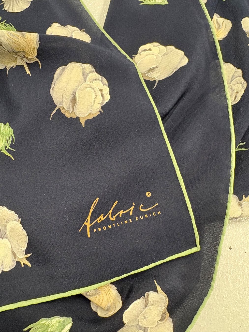 Fabric Frontline Foulard & Sciarpe: Seidentuch Fabric Frontline dunkelblau Blumenmuster – Nuovo (secondo la descrizione) da Regensdorf venduto da sec_l5cr 3