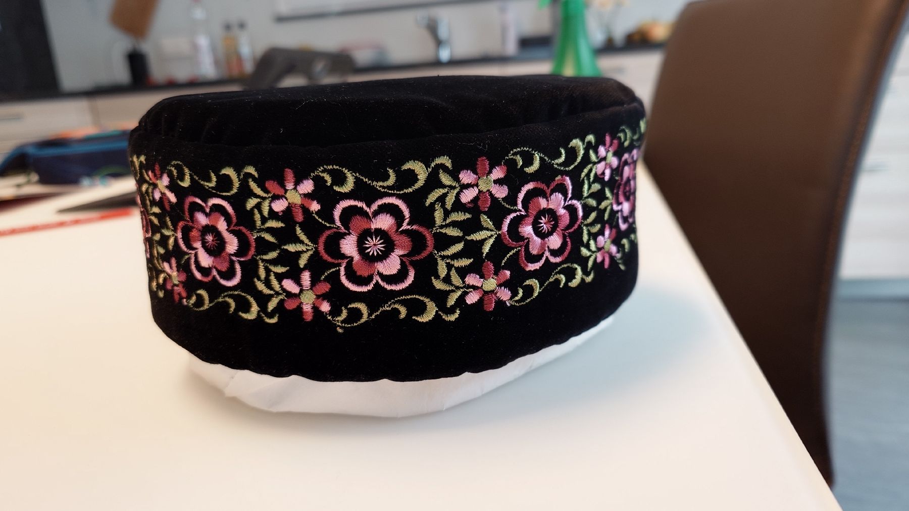 Copricapi, berretti & cappellini: Schwarze Trachten Kopfbedeckung mit Blumenmuster Gr. 56.5 cm – Nuovo (secondo la descrizione) da Bolken venduto da WHITE-1