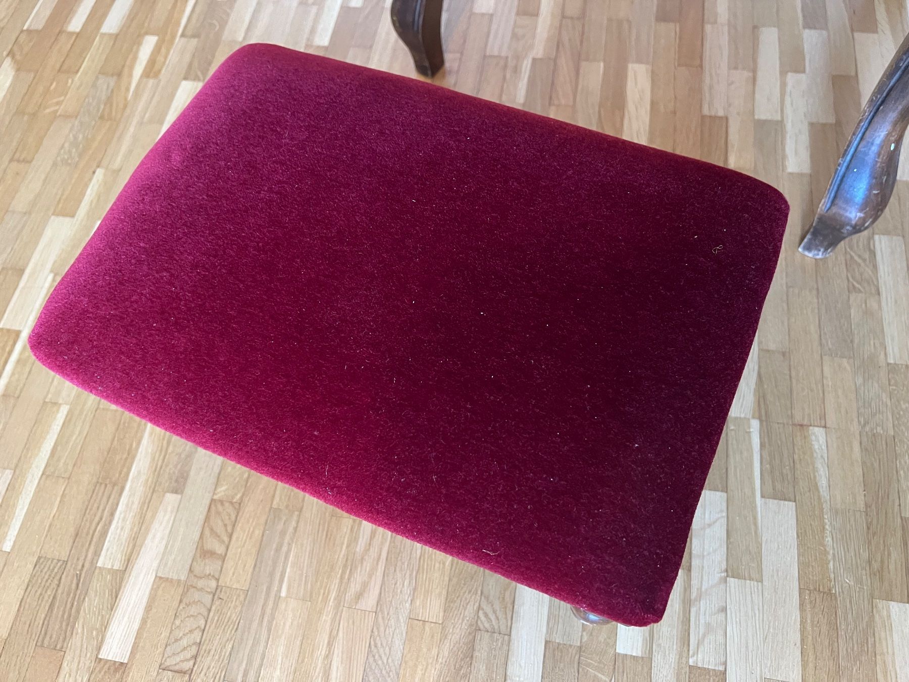 Chaises: Eleganter Holzstuhl mit rotem Polster – D'occasion à Binningen par noa_9wfx 1