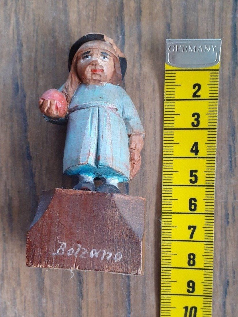Sculture & Statue: Holzfigur handgeschnitzt - Bauernmädchen mit Apfel – Usato da Mörschwil venduto da antiksalon 8
