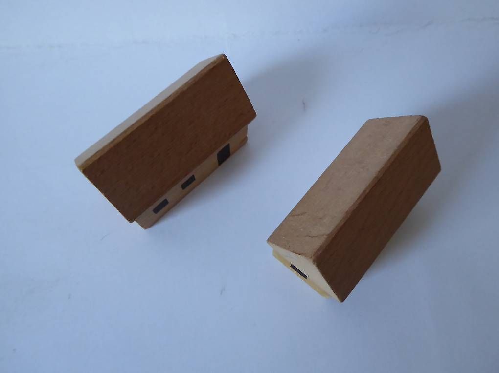 Giocattoli: 2 schöne Holz Häuser, 6,5cm lang – Usato da Turbenthal venduto da Nautop 3